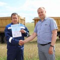 Чествование водителя-тысячника на уборке урожая.