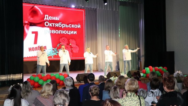 Члены ветеранской организации РСУП "Олекшицы" посетили концертную программу ко Дню Октябрьской революции «Слава Великому Октябрю!»