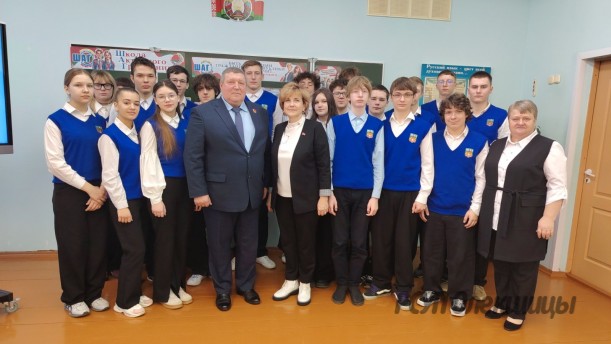 Быть гражданином — значит, быть частью общего дела. В Макаровской СШ прошла диалоговая площадка.