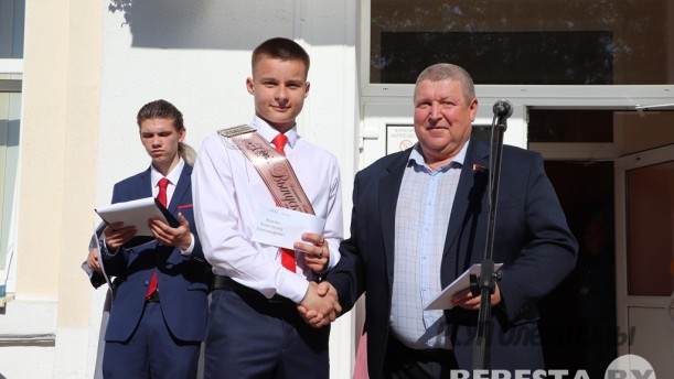 Директор РСУП "Олекшицы" Павлюкевич Валерий Эдуардович побывал на торжественной линейке в Олекшицкой средней школе.
