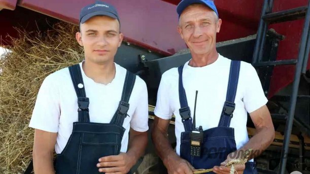 Семейный экипаж комбайнеров Виктора и Максима Гойликов из РСУП «Олекшицы» – в деле!