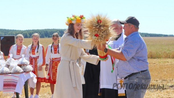 Свята першага снапа “Зажынкі” адкрыла афіцыйны старт уборачнай кампаніі ў РСУП “Алекшыцы”.