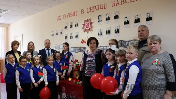 В Макаровской средней школе состоялась церемония открытия Стены Памяти «Их подвиг в сердце навсегда».