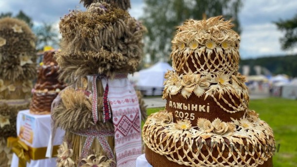 На районных «Дажынках» сельхозпредприятия Берестовитчины презентовали снопы и караваи – главные символы богатого урожая.