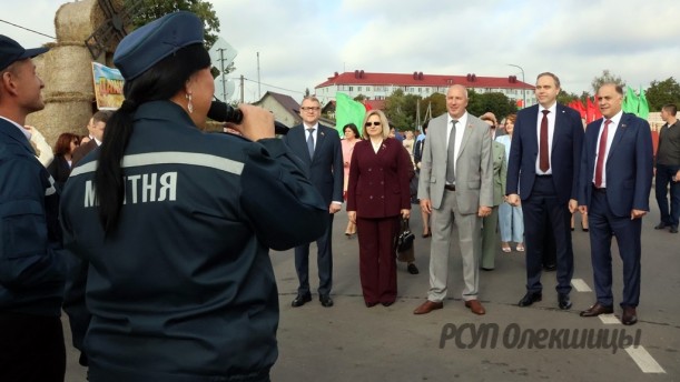 Губернатор Гродненской области Юрий Караев и почетные гости посетили подворье Берестовицкого района.