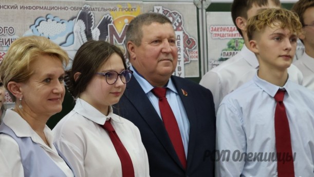 Делегат Всебелорусского народного собрания, директор РСУП «Олекшицы» Валерий Павлюкевич встретился с конюховскими школьниками.