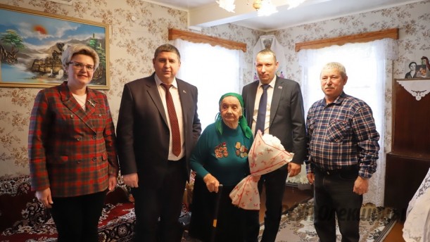 Председатель Берестовицкого райисполкома Дмитрий Кадргулов поздравил долгожительницу района с днем рождения!
