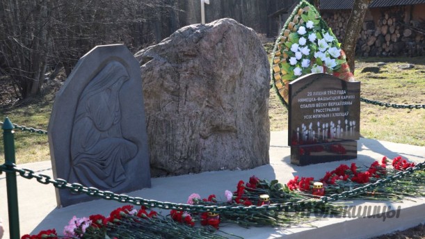 Минута памяти застыла в тишине. В Верховлянах почтили жертв фашистского террора.
