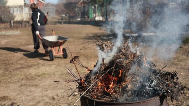 Безопасный порядок: как очистить участок и не стать виновником пожара.
